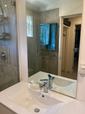 Dusche, Haartrockner, Handtücher, Seife