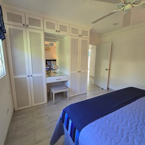 2 habitaciones, caja de seguridad en la habitación y escritorio 