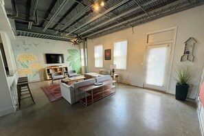 Smart TV, music library - Stylish Loft in Old Fourth Ward (Atlanta)