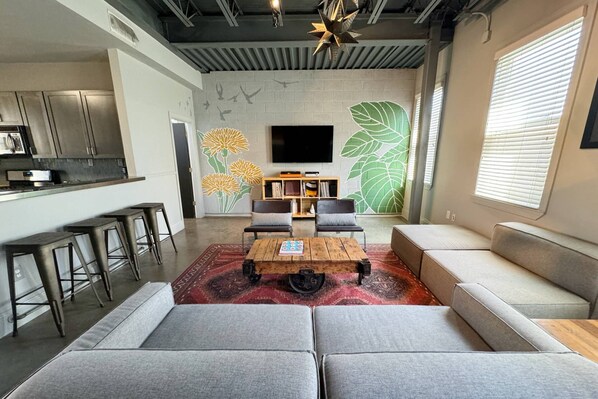 Smart TV, music library - Stylish Loft in Old Fourth Ward (Atlanta)