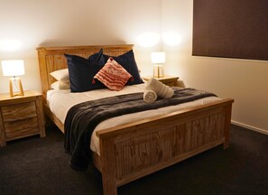 3 chambres, fer et planche à repasser, lit parapluie, accès Internet