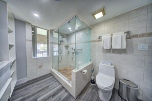 Shower, hair dryer, towels - Mahalo Waterfront 2 BR Apartment (Fort Lauderdale)