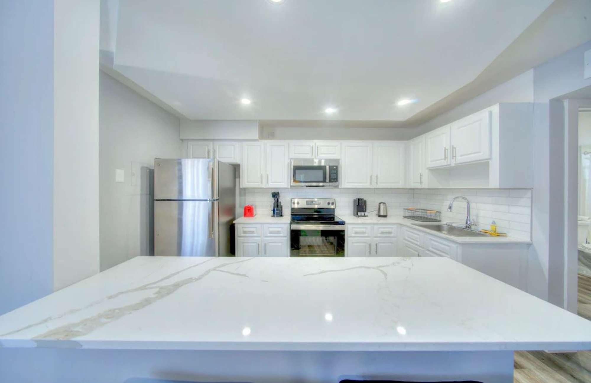 Een koelkast, een microgolfoven, een oven, een kookplaat