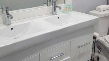 Dusche, Haartrockner, Handtücher