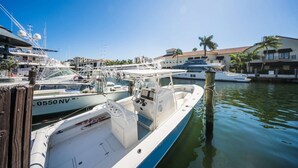A marina with several boats docked, a clear sky, and buildings in the background. - Mahalo Waterfront 1 BR Apartment (Fort Lauderdale)