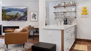 Un salon moderne avec une cheminée, un canapé et un coin repas.