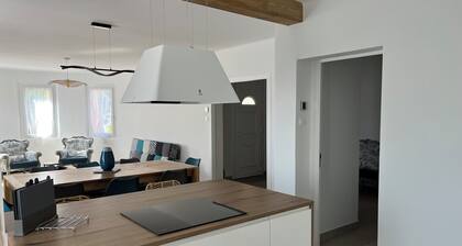 Grande Maison Familiale Accueillante Tout Juste Rénovée sur 3000m2 de Terrain