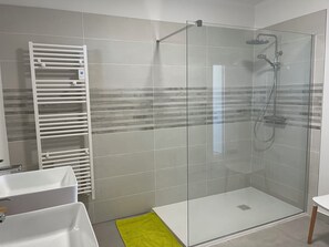 Dusj, hårføner, håndklær og såpe