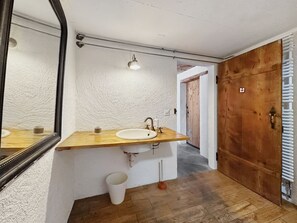 Douche, sèche-cheveux, serviettes fournies