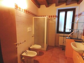 Douche, sĂšche-cheveux, bidet, serviettes fournies
