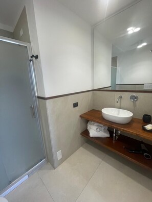 Een douche, een haardroger, een bidet, handdoeken