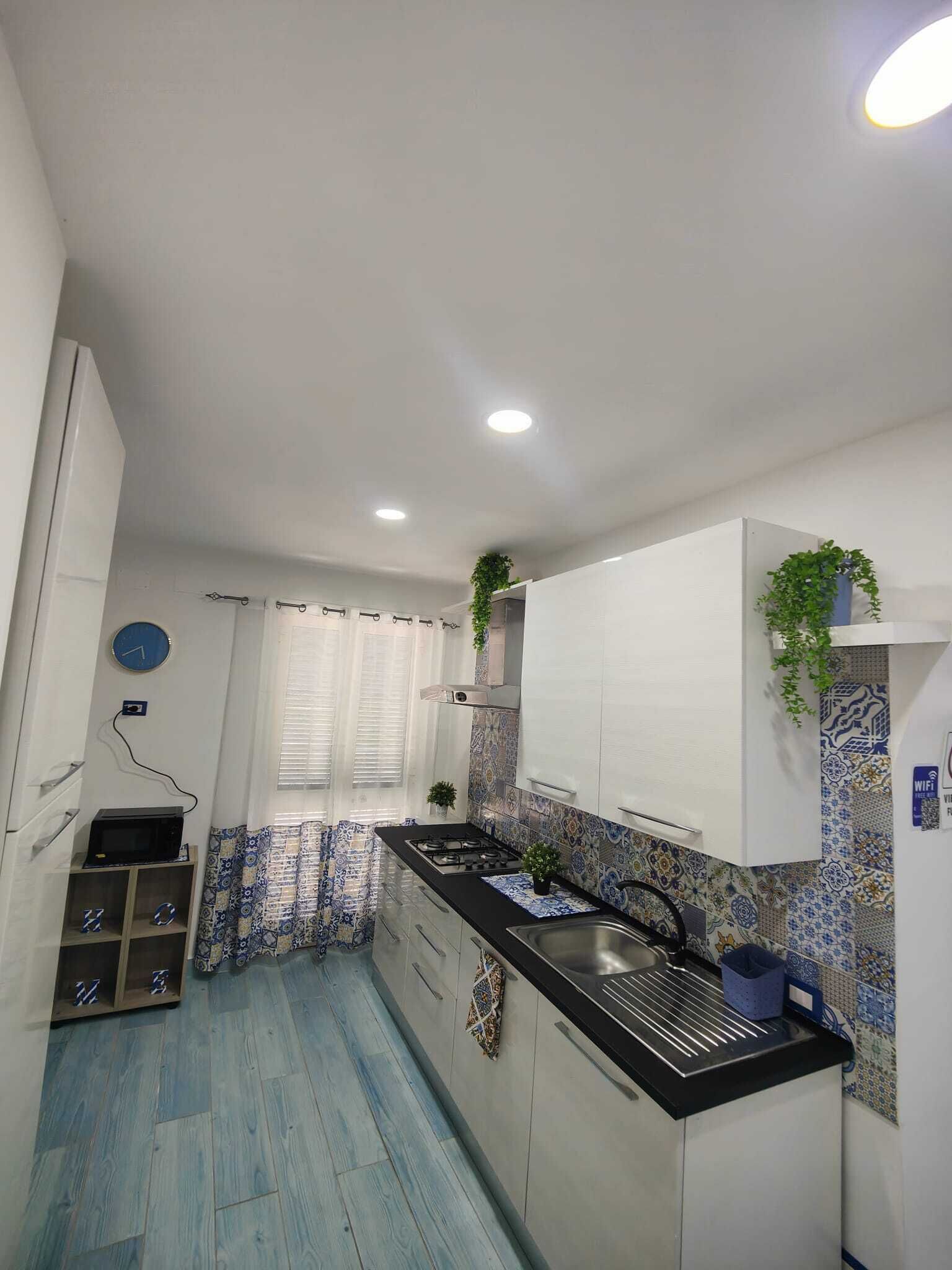 Kühlschrank, Ofen, Herdplatte, Wasserkocher