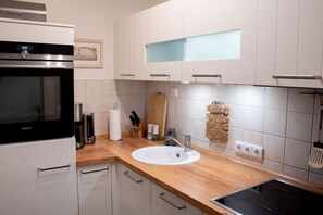 Frigorifero, microonde, forno, piano cottura