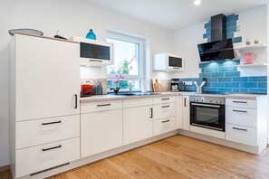 Fridge, oven, stovetop, dishwasher - Nitschke - vakantiewoning Flut (Aurich-Tannenhausen)