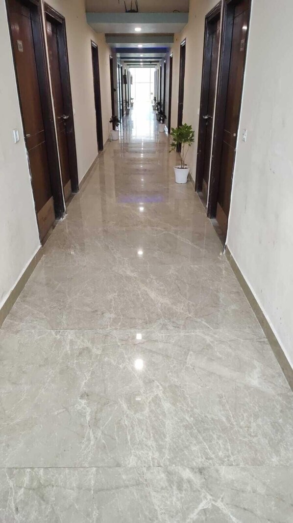 Hallway - Hotel Saket (Prayagraj)