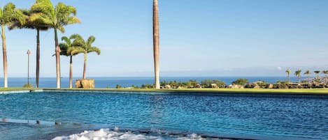 Een verwarmd zwembad