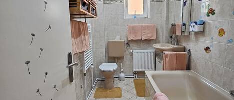 Hårtork, handdukar, tvål och schampo