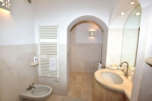 Een haardroger, handdoeken, toiletpapier