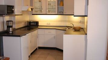 Kühlschrank, Mikrowelle, Herdplatte, Geschirrspüler