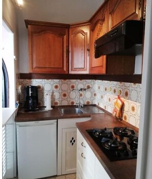 Frigorífico, placa de cocina, cafetera o tetera y tostadora