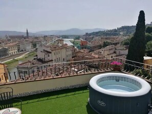 Outdoor spa tub - Florence Rooftop Apt - Jacuzzi & Panoramic View (Firenze)