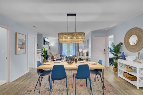 Ion by AvantStay | Walk to Beach, Dining, Shopping | Central Location | Deck