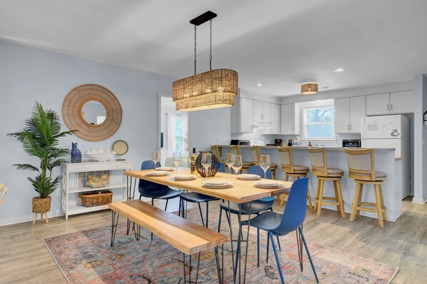 Dining - Ion by AvantStay | Walk to Beach, Dining, Shopping | Central Location | Deck (Sullivans Island)