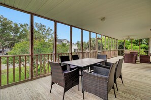 Outdoor dining - Ion by AvantStay | Walk to Beach, Dining, Shopping | Central Location | Deck (Sullivans Island)