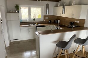Kjøleskap, ovn, kokeplater og oppvaskmaskin