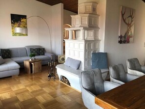 Fernseher, Kamin, DVD-Player