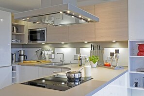 Kühlschrank, Mikrowelle, Ofen, Herdplatte