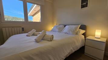 1 slaapkamer, een strijkplank/strijkijzer, reisbedje, gratis wifi