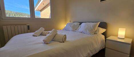 1 habitación, tabla de planchar con plancha y cuna de viaje