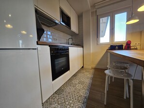 Kühlschrank, Mikrowelle, Ofen, Geschirrspüler