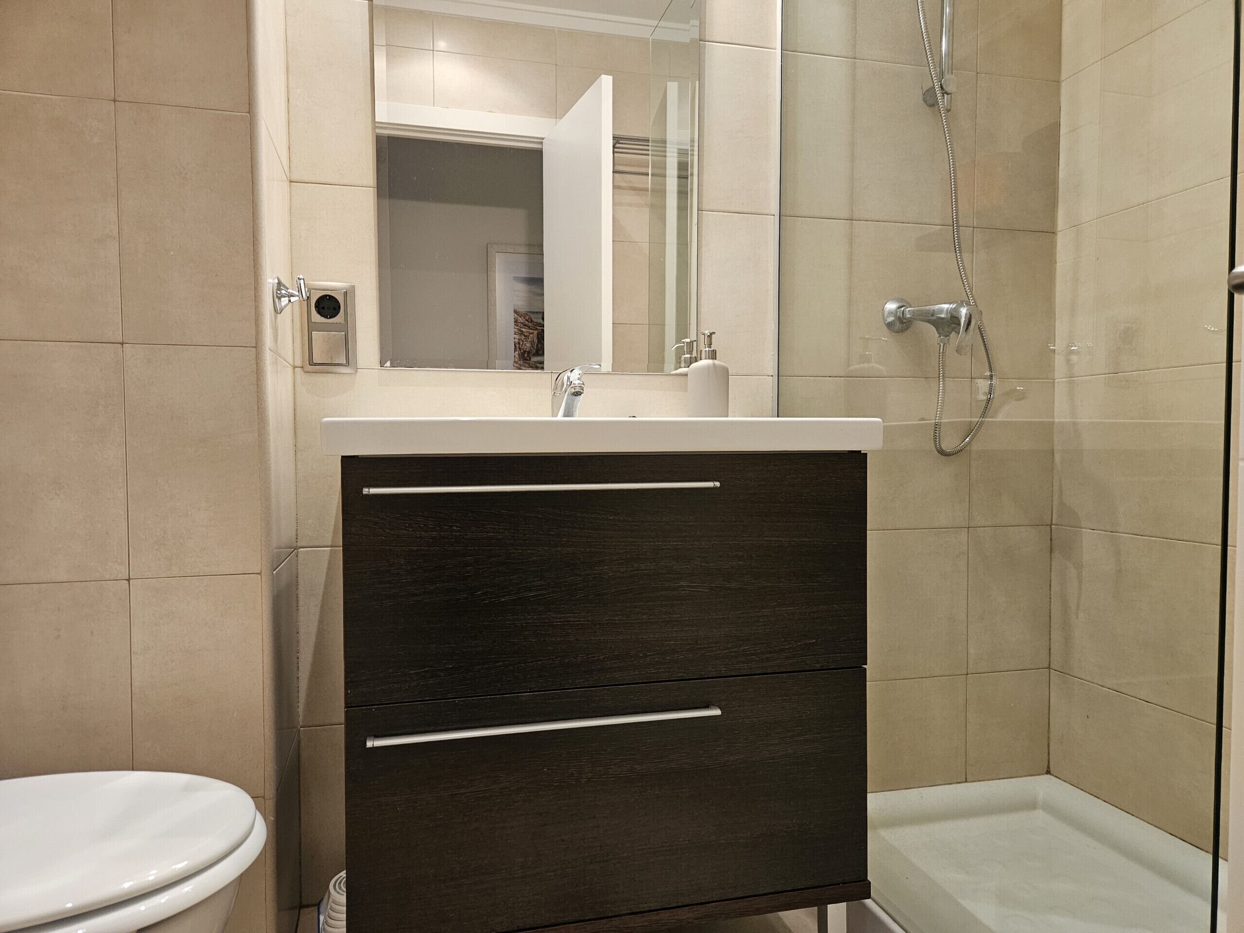 Regadera, secadora de cabello, toallas 