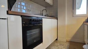 Een koelkast, een magnetron, een oven, een vaatwasser