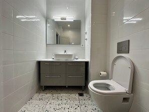 Douche, sĂšche-cheveux, serviettes fournies, savon