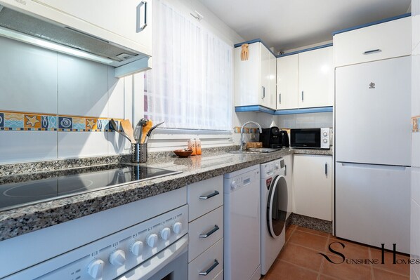 Fridge, microwave, oven, dishwasher - Amazing Sea and Golf Course view 2BR, Parking Pool REF037 (Benalmádena)