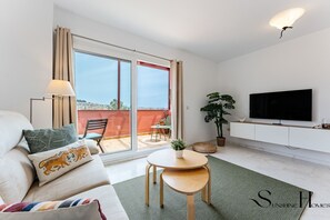 TV - Amazing Sea and Golf Course view 2BR, Parking Pool REF037 (Benalmádena)