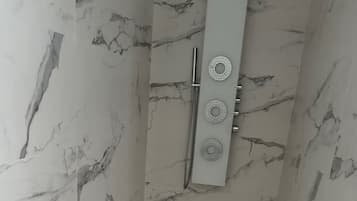 Jetted tub, hair dryer, towels, soap