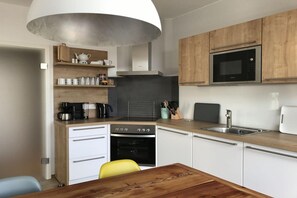 Fridge, microwave, oven, stovetop - Holiday home near town center (Borkum)