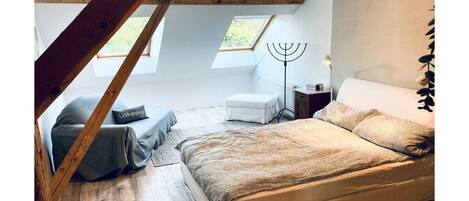 2 dormitoris, planxa i posts de planxar i un bressol de viatge