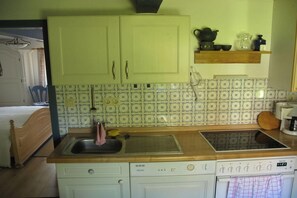 Kjøleskap, mikrobølgeovn, ovn og kokeplater