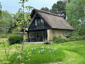 Exterior - Cozy thatched cottage with modern décor (Knebel)