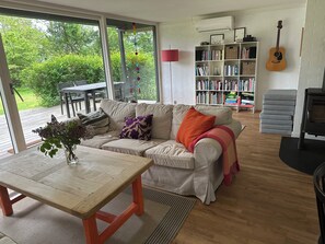 TV, fireplace, stereo - Cozy thatched cottage with modern décor (Knebel)