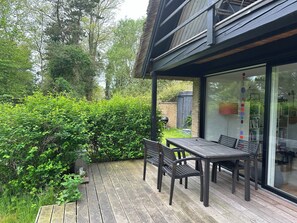 Outdoor dining - Cozy thatched cottage with modern décor (Knebel)
