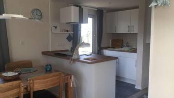 Fridge, stovetop, coffee/tea maker, toaster