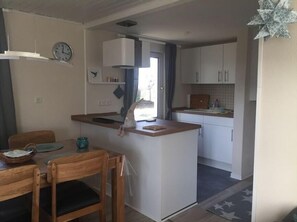 Kühlschrank, Herdplatte, Wasserkocher mit Kaffee-/Teezubehör, Toaster