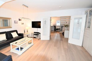 Smart-TV, DVD-spiller, bøker og stereoanlegg