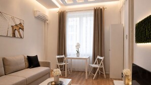 Apartemen | Area keluarga | Smart TV 81-cm dengan saluran TV satelit dan kantor